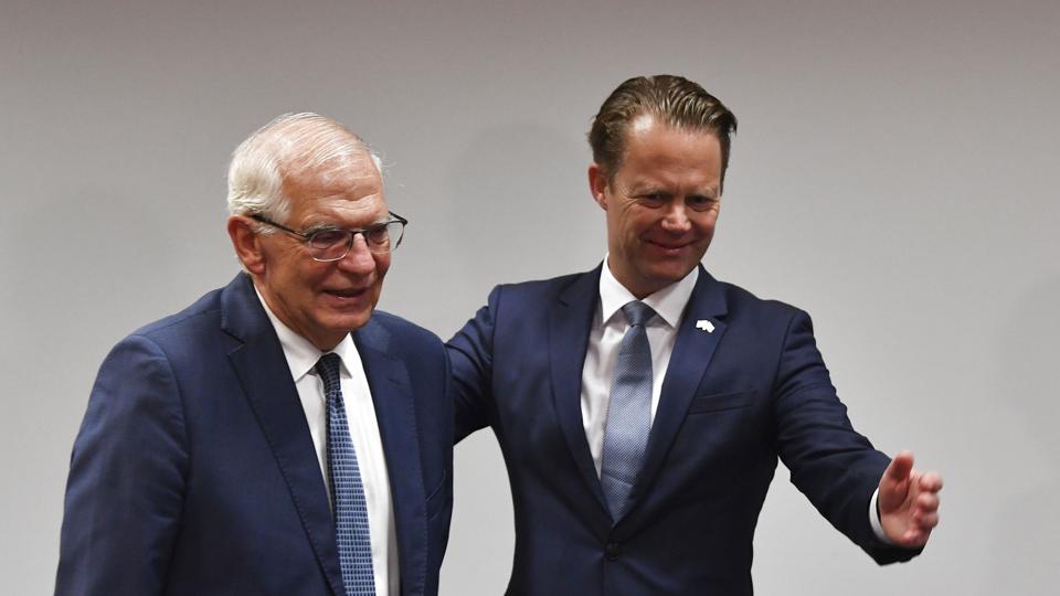 Onsdag er EU-landenes udenrigsministre, herunder danske Jeppe Kofod (S), som her ses sammen med EU's udenrigschef, Josep Borrell (til venstre), blevet enige om at suspendere en visumaftale med Rusland, som har gjort det nemt for russiske turister at få visum til EU-lande. (Arkivfoto). <i>Unknown/Ritzau Scanpix</i>