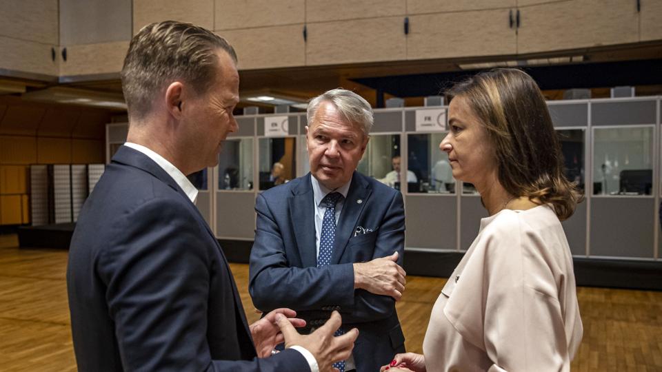 Jeppe Kofod (til venstre) diskuterer onsdagens visumaftale med sin finske og slovenske kollega. <i>Martin Divisek/Ritzau Scanpix</i>