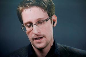 Ny bog: USA bad britisk spionchef stoppe Snowden-historier