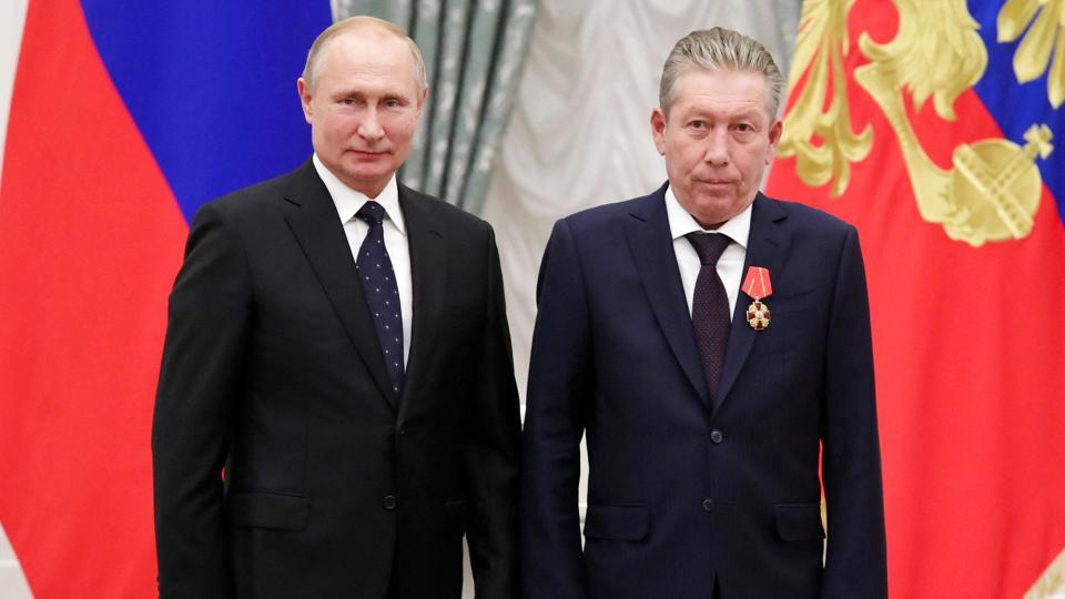 Lukoils Ravil Maganov (til højre) sammen med Ruslands præsident, Vladimir Putin (til venstre), i november 2019, efter han har modtaget en medalje - Aleksander Nevskij-ordenen. Ravil Maganovs selskab oplyser, at han er død efter alvorlig sygdom. Kilder siger, at han faldt ud af et hospitalsvindue. <i>Sputnik/Reuters</i>