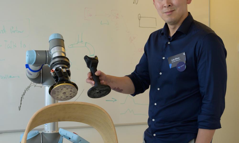 Leo Zhou viser, hvordan man med en markør kan fortælle robotten, hvor den skal bevæge sig henad. Leo Zhou viser, hvordan man med en markør kan fortælle robotten, hvor den skal bevæge sig henad.