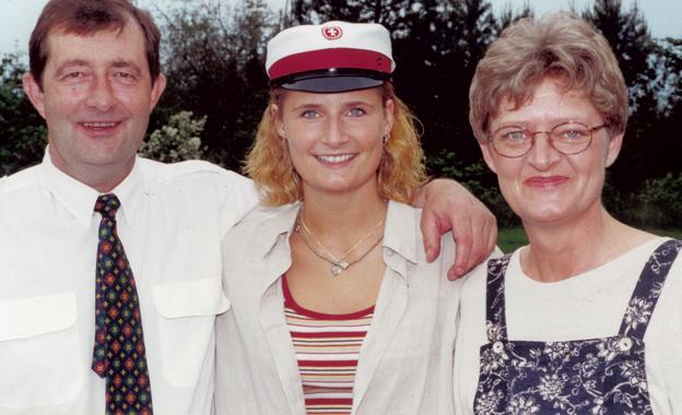 Sisse Fisker i 1995, da hun blev student fra Hjørring Gymnasium. Her sammen med forældrene, der gav hende huen på. Sisse elskede sport, sprog og alt socialt i gymnasiet. <i>Privat foto</i>