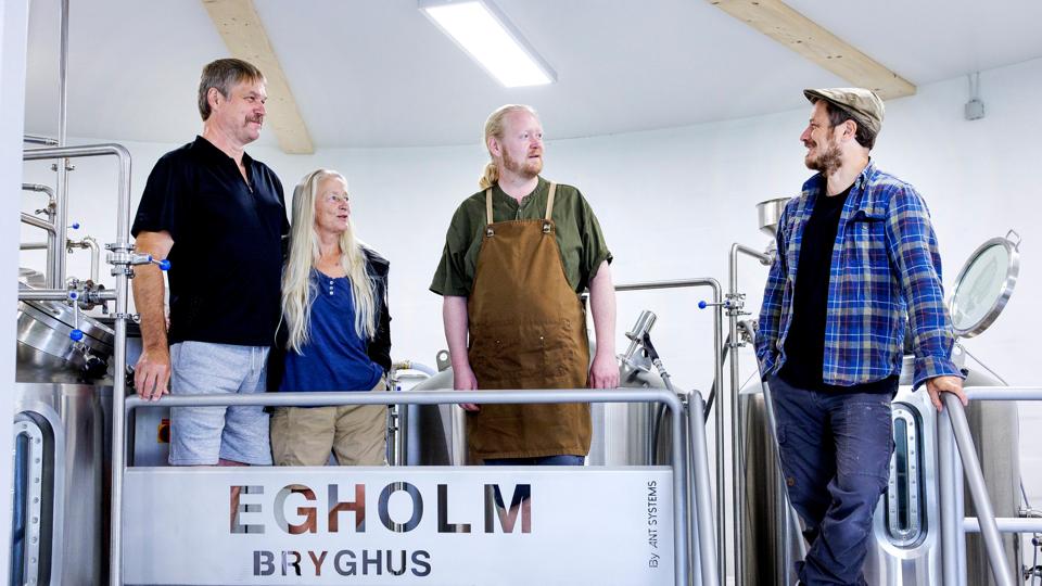 Ove og Anne Katrine Linneman Axelsen, Kasper Kristensen og Ronni Algaret er folkene bag Egholm Bryghus. <i>Foto: Torben Hansen</i>