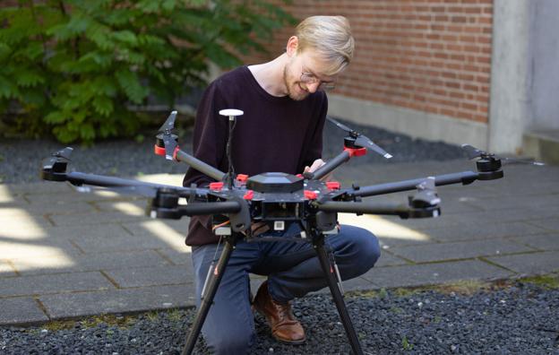 Anders Westerkam med en velvoksen drone. De findes også i langt mindre udgaver, og selv bittesmå droner kan være livsfarlige for piloter og passagerer i fly. <i>Foto: Kim Dahl Hansen</i>