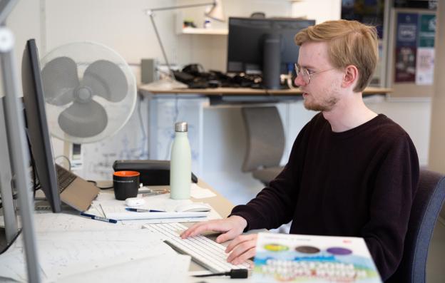 Der er ingen store radarer på Anders Westerkams kontor. Forskningen foregår foran pc-skærmen. <i>Foto: Kim Dahl Hansen</i>