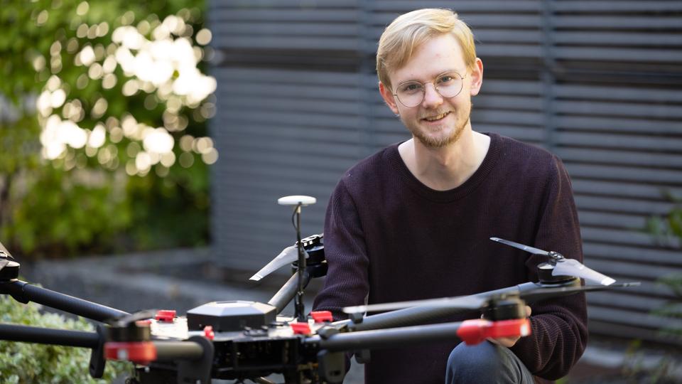 AAU-studerende Anders Malthe Westerkam forsker i ny radartype, der bedre kan spore droner ved lufthavne. <i>Foto: Kim Dahl Hansen</i>