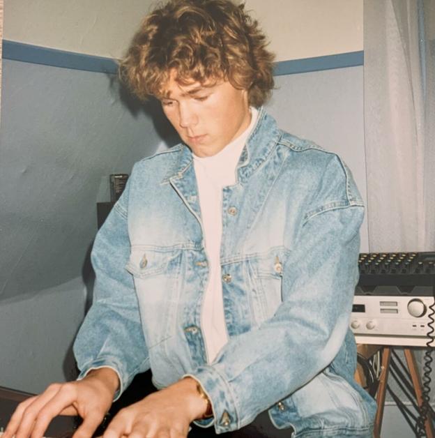 Johannes Langkilde i 2. g. Dengang drømte han om en karriere som professionel musiker, og rockede da også en velorkestreret musikerfrisure, som selv krøllede Christopher Nissen må misunde. <i>Privat foto</i>