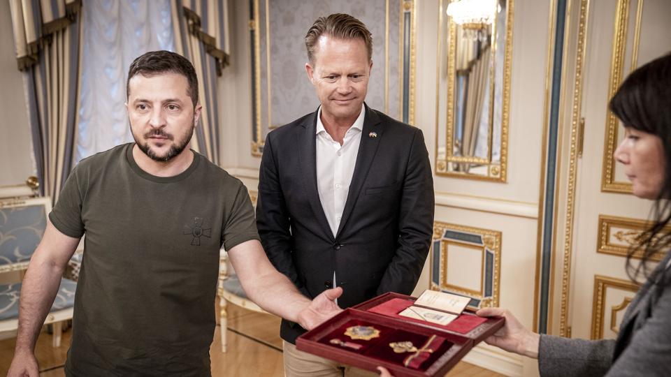 Udenrigsminister Jeppe Kofod (S) modtager fortjenstmedalje af 1. grad efter møde med Ukraines præsident, Volodymyr Zelenskyj, i Kyiv i Ukraine. <i>Mads Claus Rasmussen/Ritzau Scanpix</i>