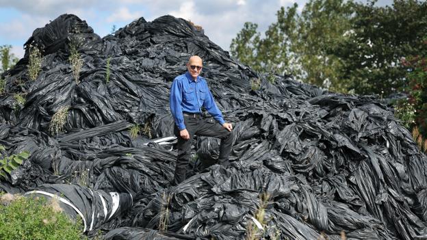 Da en vognmand gik konkurs, endte Kjeld Jensen med en stor mængde plastaffald - som det ville kræve et millionbeløb at komme af med. <i>Foto: Bente Poder</i>