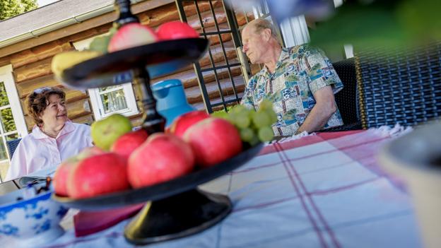 Helene og Jens Jørgen Vestergaard er begge 74 år, og det er grunden til, at de nu sælger. <i>Foto: Martin Damgård</i>