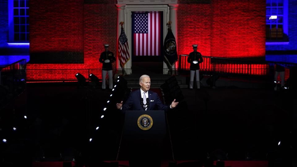 Joe Biden holdt torsdag aften lokal tid en tale foran Independence Hall i Philadelphia, hvor den amerikanske uafhængighedserklæring og forfatning blev underskrevet for mere end to århundreder siden. <i>Matt Slocum/Ritzau Scanpix</i>