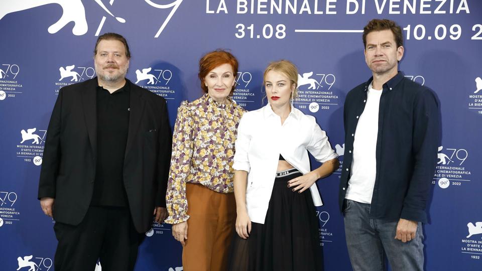 Nicolas Bro, Bodil Jørgensen, Ida Engvoll og Nikolaj Lie Kaas var alle med på den røde løber ved filmfestivalen i Venedig, hvor "Riget Exodus" torsdag havde premiere. <i>Hubert Boesl/Ritzau Scanpix</i>