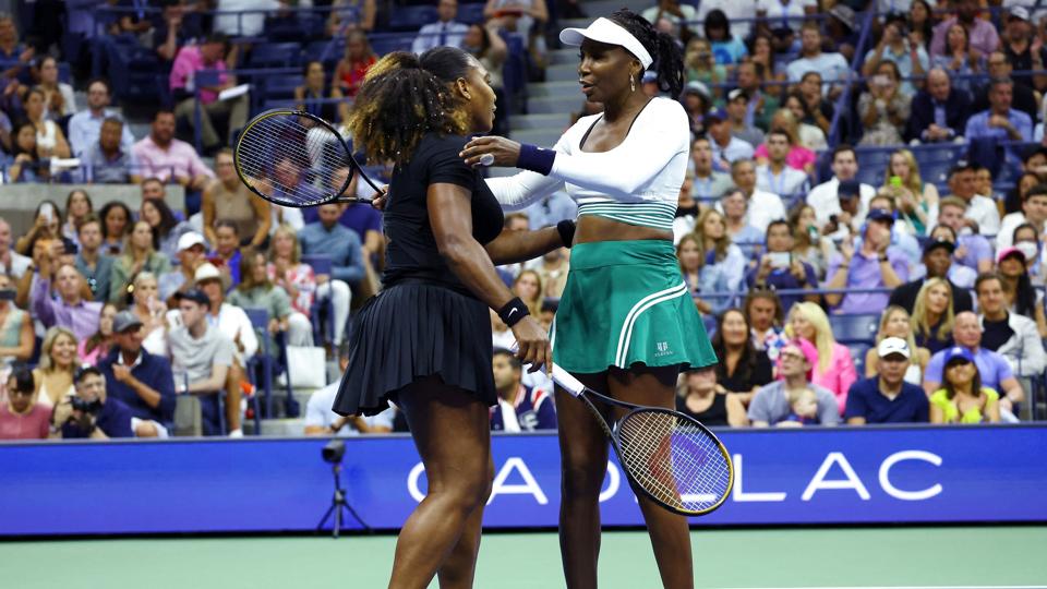 Serena og Venus Williams tabte natten til fredag dansk tid til Lucie Hradecka og Linda Noskova fra Tjekkiet i første runde af grand slam-turneringen US Open i double. <i>Mike Segar/Reuters</i>