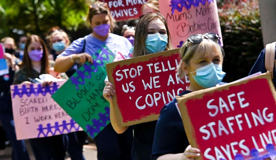 Mange sygeplejersker i Australien er utilfredse med den store personalemangel i kølvandet på pandemien. Her er det sygeplejersker, der demonstrerer i Sydney i februar. <i>Steven Saphore/Ritzau Scanpix</i>