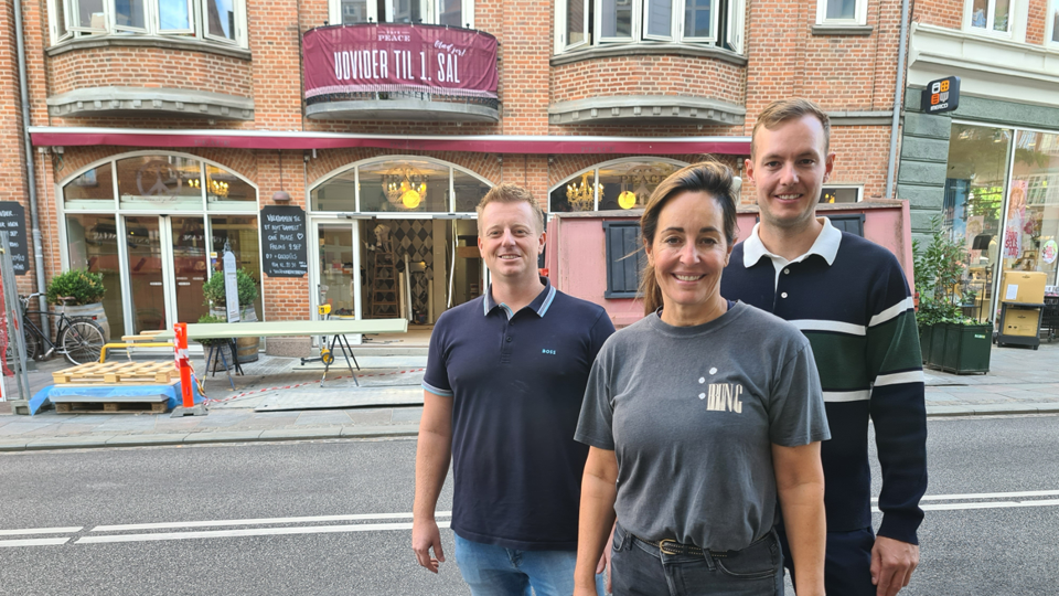 Anne Marie Kønig og hendes søn Rasmus Dahl Larsen har et godt samarbejde med Mads Uhrenholt Birch (t.v.), som er projektleder hos TL Byg. Se alle billederne i galleriet her. <i>Foto: Jakob Kanne Bjerregaard</i>