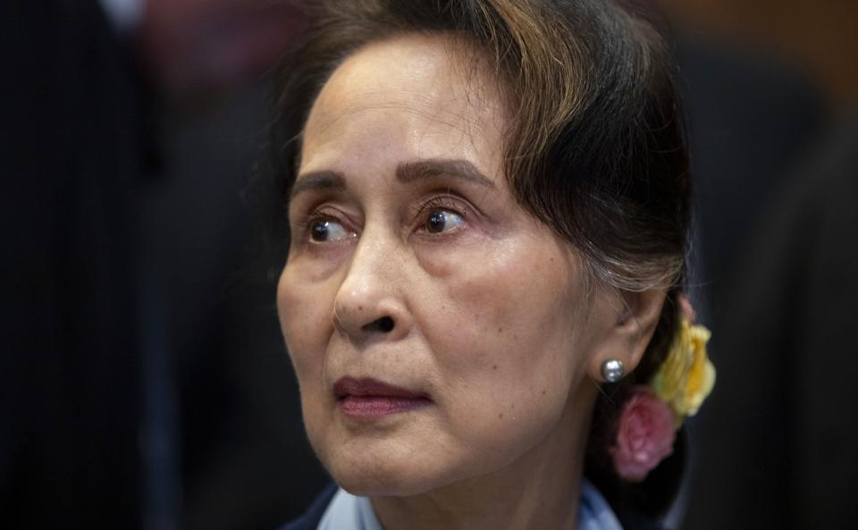 Den 77-årige Aung San Suu Kyi idømmes på ny hård straf af juntastyret i Myanmar. <i>Peter Dejong/Ritzau Scanpix</i>