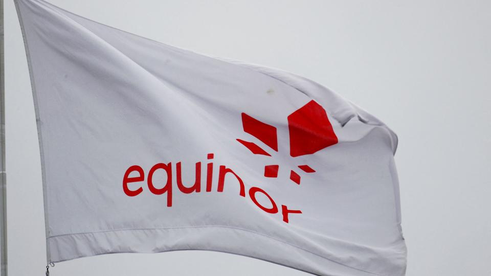 Norske Equinors flag vajer ved hovedkvarteret i Stavanger. Selskabet er en sammenslutning af det tidligere Statoil og Norsk Hydro. <i>Ints Kalnins/Reuters</i>