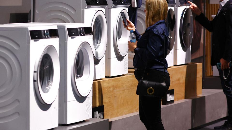 Tyske Siemens er blandt de store udstillere på årets IFA-messe i Berlin. Hos mange af messedeltagerne er hovedfokus på, hvordan man kan spare på produkternes energiforbrug. <i>Fabrizio Bensch/Reuters</i>