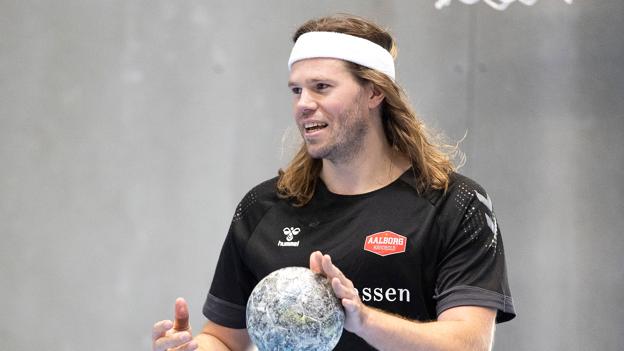 Smilet er tilbage hos Mikkel Hansen, der ikke har spillet en håndboldkamp siden marts, hvor han blev opereret for en knæskade og siden fik en blodprop i lungerne. <i>Foto: Claus Søndberg</i>