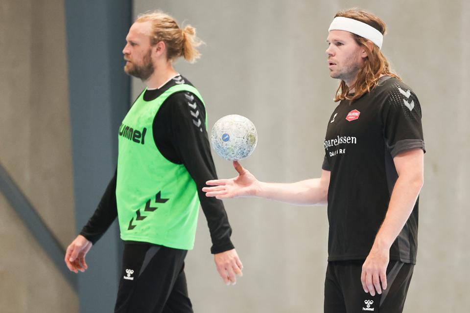 Henrik Møllgaard (tv.) har spillet sammen med Mikkel Hansen i både Paris SG, på landsholdet og nu i Aalborg Håndbold. Han er ikke i tvivl om, at holdkammeraten genfinder sit topniveau. <i>Arkivfoto: Claus Søndberg</i>