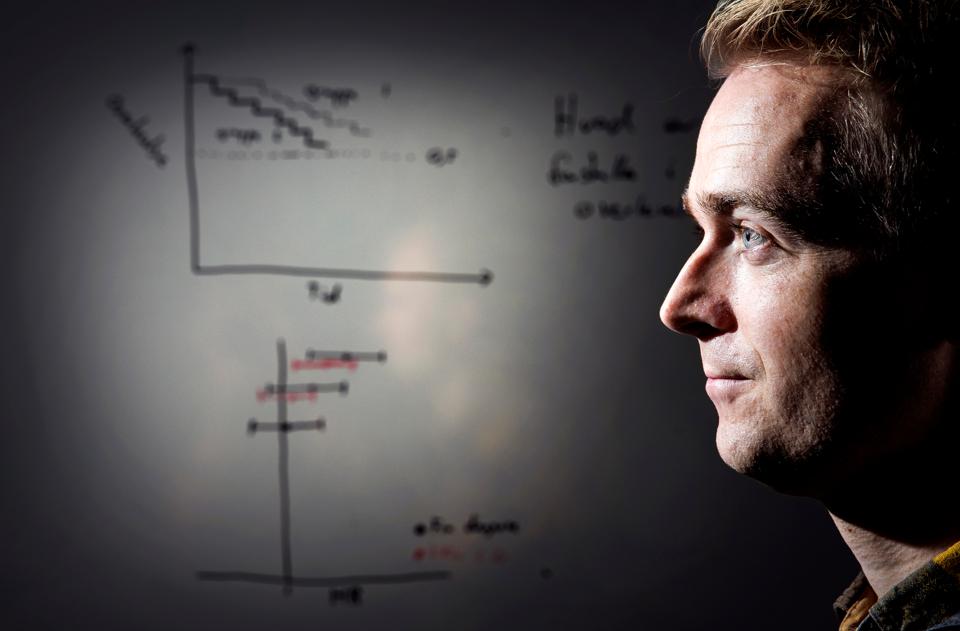 Statistiker Lasse Hjort Jakobsen, Aalborg, har forsket i lymfekræftpatienters prognose for at overleve - det viste overraskende resultat. <i>Foto: Torben Hansen</i>