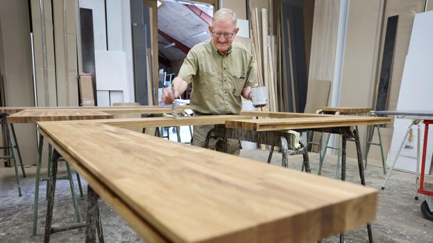 Lars Jensen har gennem årene specialiseret sig i bordplader. <i>Foto: Bente Poder</i>