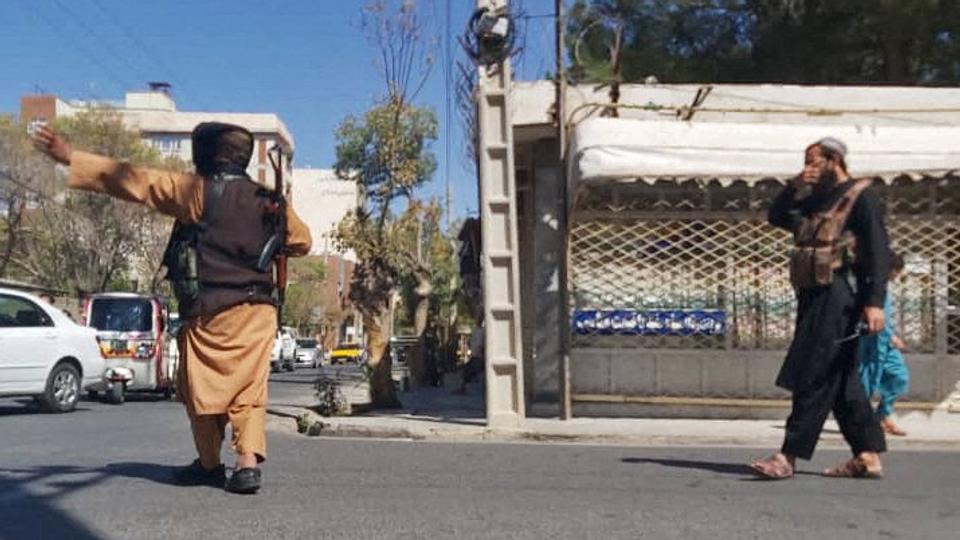 Militsfolk fra Taliban blokerer en vej ved Herats største moské, hvor en bombe er eksploderet under fredagsbønnen. Mange er dræbt og såret. <i>Str/Ritzau Scanpix</i>