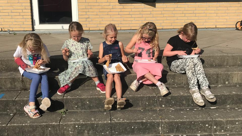 Det vakte stor glæde hos eleverne, da skolen fik besøg af en pandekagevogn. <i>Foto: Valsgaard Skole</i>