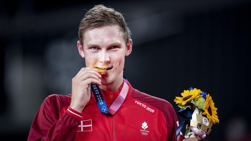 Danmark tog 11 medaljer med hjem fra sidste års OL i Tokyo. Badmintonspilleren Viktor Axelsen vandt blandt andet guld i herresingle. <i>Liselotte Sabroe/Ritzau Scanpix</i>