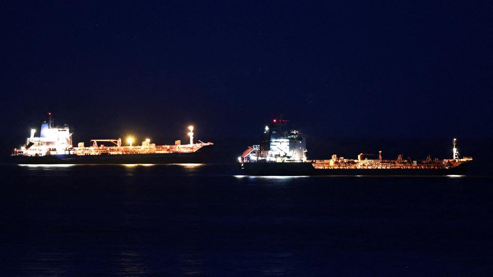 Olietankskibe sejler i bugten nær den russiske havneby Nakhodka. Nu vil G7-landene indføre et prisloft på russisk olie. (Arkivfoto) <i>Tatiana Meel/Reuters</i>