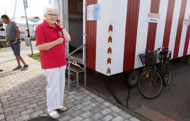 Anette Kusk tager mange telefonopkald <i>Foto: Claus Søndberg</i>