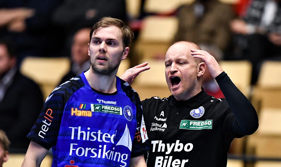Fløjspiller Lasse Pedersen og træner Niels Agesen fik ingen succesoplevelse i ligapremieren. <i>Arkivfoto: Ernst Van Norde/Ritzau Scanpix</i>