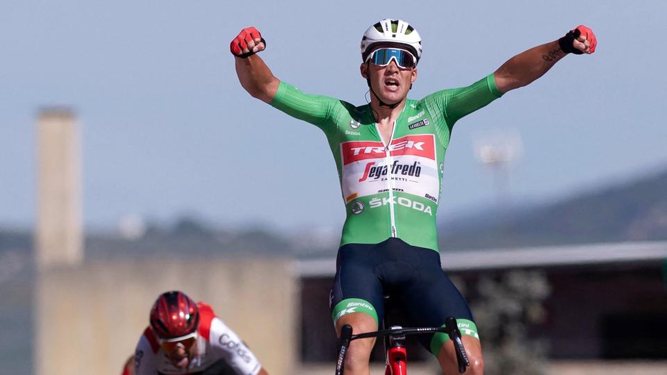 Mads Pedersen jubler her, da han krydser målstregen som suveræn vinder af fredagens etape i Spanien. <i>Foto: Jorge Guerrero/Ritzau Scanpix</i>