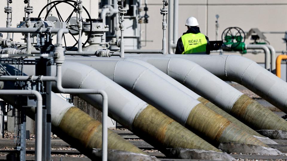 Det er her i disse rør, at gassen fra Rusland, normalt ender i Tyskland, men foreløbigt er der lukket for Nord Stream 1-forbindelsen, mens russerne arbejder på en kompressorstation. <i>Hannibal Hanschke/Reuters</i>
