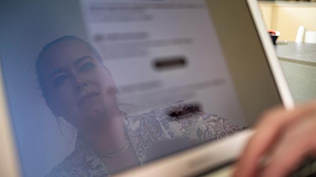 Mange tager på Borgerservice, hvis de har svært ved at få oprettet MitID. Men det bliver rigtig bøvlet, hvis man ikke kan forlade sit hjem. Mia Vinther Christensen vil gerne hjælpe sin syge mor med MitID, men det har været mere end svært indtil videre. <i>Foto: Martél Andersen</i>