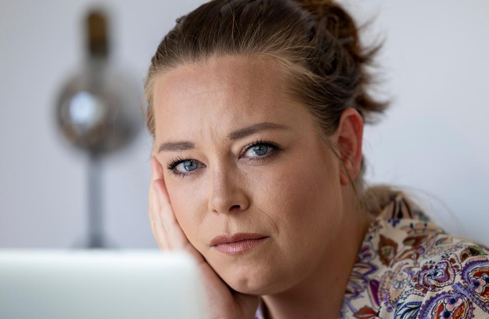 Mia Vinther Christensen forsøger at hjælpe sin syge mor med MitID, men har ikke fået lov indtil videre. Samtidig har der ikke været meget hjælp at hente hverken på Borgerservice eller MitID's hotline. <i>Foto: Martél Andersen</i>