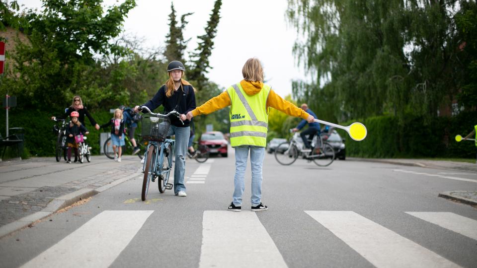 Stop! Skolepatruljerne sørger for, at eleverne kommer sikkert i skole. Men en del har oplevet, at bilister råber og dytter. <i>Foto: Rådet for Sikker Trafik</i>