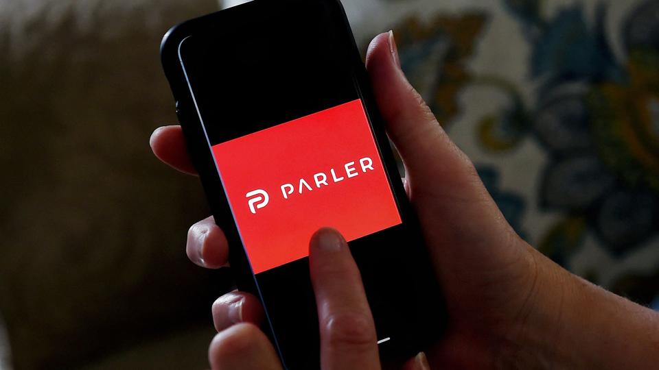 Det sociale medie Parler får lov til at vende tilbage til Googles appbutik Play Store, fordi den kontroversielle platform lover at fjerne voldeligt indhold og blokere de brugere, der ikke lever op til Parlers egne retningslinjer, lyder det fra Google. (Arkivfoto). <i>Olivier Douliery/Ritzau Scanpix</i>