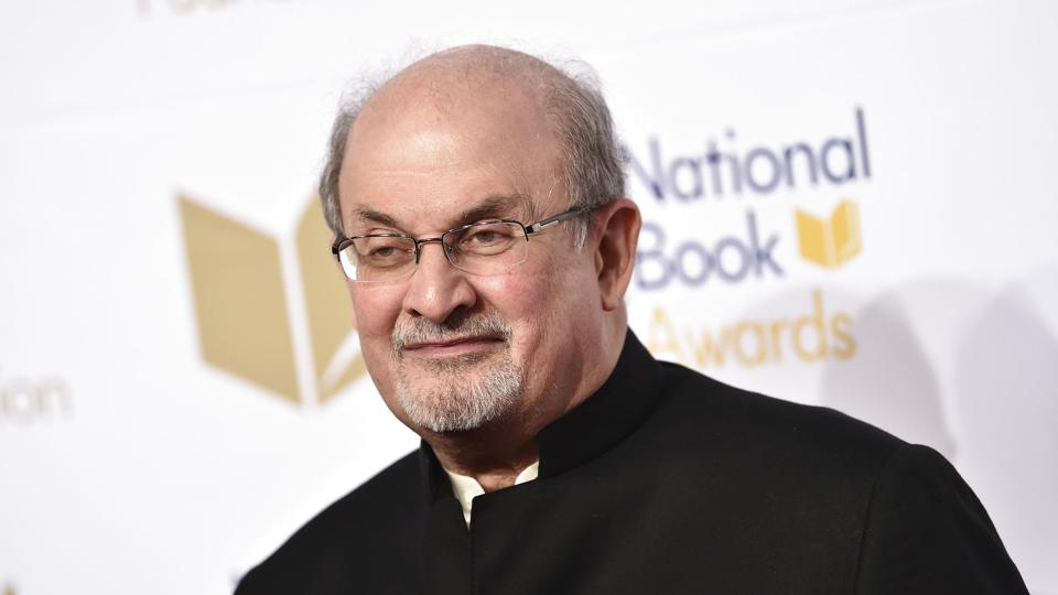 Tilbage i 1989 udstedte den iranske ayatollah Khomeini en såkaldt fatwa over forfatteren Salman Rushdie, der året forinden havde udgivet bogen "De Sataniske Vers". Det var en ordre til muslimer om at dræbe Rushdie, fordi han efter ayatollahens mening havde fornærmet alle muslimer med sin bog. <i>Evan Agostini/Ritzau Scanpix</i>