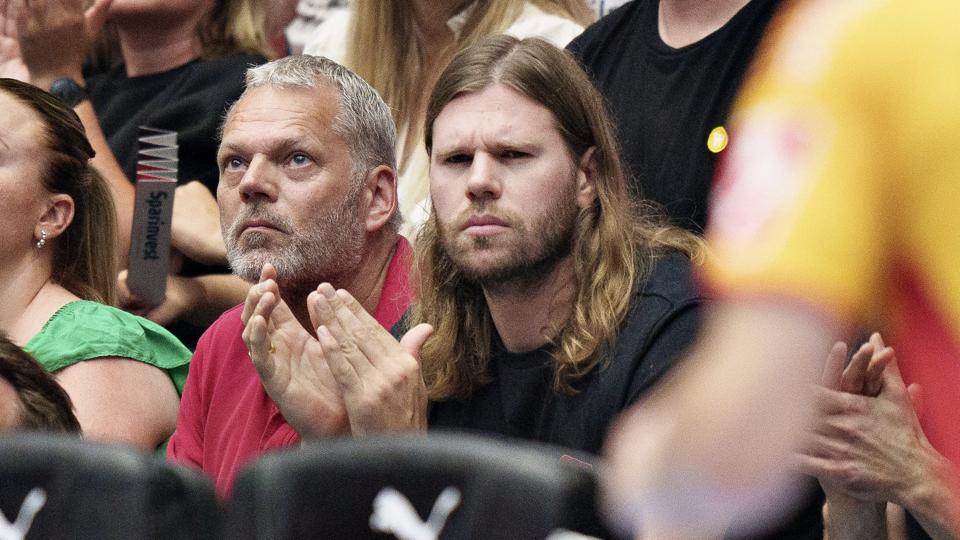Mikkel Hansen her på tribunen ved årets Super Cup mellem Aalborg Håndbold og GOG. Venstrebacken var først ventet tilbage i slutningen af september, men tidligere på ugen meddelte Aalborg, at man forventer, at Mikkel Hansen kommer i kamp i lørdagens ligapremiere mod Nordsjælland. <i>Henning Bagger/Ritzau Scanpix</i>