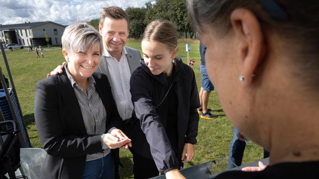 Aalborg Øst dagen havde besøg af borgmester Thomas Kastrup-Larsen, der gerne ville kvittere for initiativet - og følges med kæresten Kristine Klitgaard Mikkelsen, der er skoleleder på Mellervangskolen, som havde en elevstand på festpladsen. <i>Foto: Claus Søndberg</i>