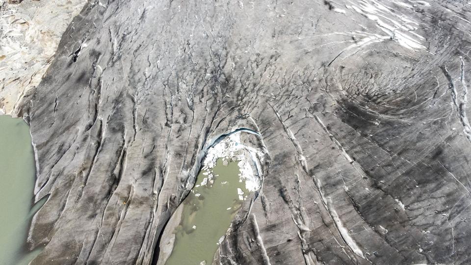Rhonegletsjeren i Obergoms, Schweiz, hvor isen er smeltet næsten helt væk efter hedebølger. <i>Denis Balibouse/Reuters</i>