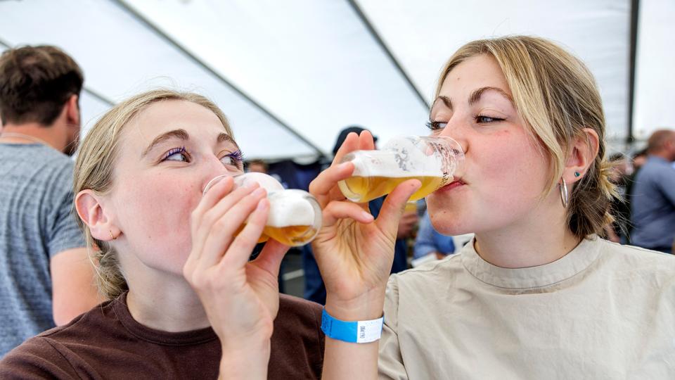 Ida Maria og Amalie er søstre, og sammen driver de håndbryggeriet Schwesterbrau - på Instagram folder de deres øleventyr ud. <i>Foto: Torben Hansen</i>