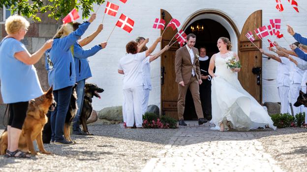Glæden var stor, da brud og gom kunne træde ud i efterårssolen. <i>Foto: Torben Hansen</i>