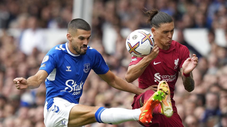 Conor Coady og Everton-kollegerne havde god succes med at tæmme Darwin Nuñez og resten af Liverpools offensiv i sæsonens første Merseyside-derby. <i>Andrew Yates/Ritzau Scanpix</i>