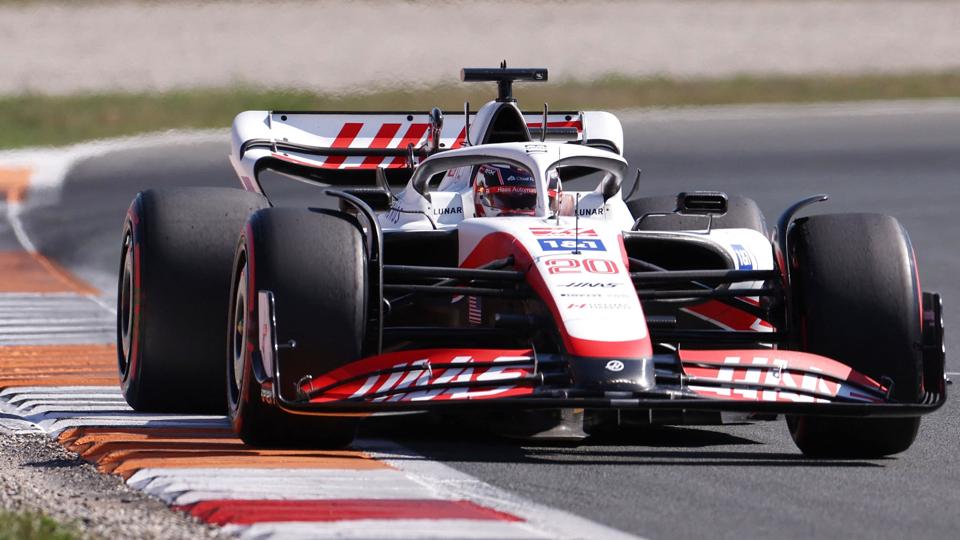 Kevin Magnussen kom ikke videre fra første kvalifikationsrunde i Holland, og han starter som nummer 18 søndag. Danskeren skuffede også i sidste uges grandprix i Belgien, hvor han sluttede som nummer 16. <i>Piroschka Van De Wouw/Reuters</i>