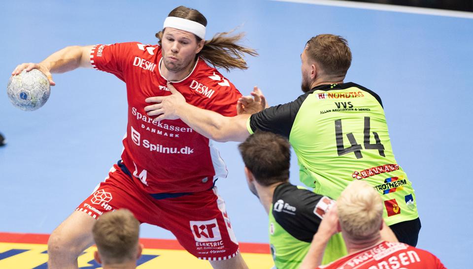 Mikkel Hansen startede på bænken, men siden kom stjernen ind til et øredøvende bifald fra en tæt pakket hjemmebane i Aalborg.