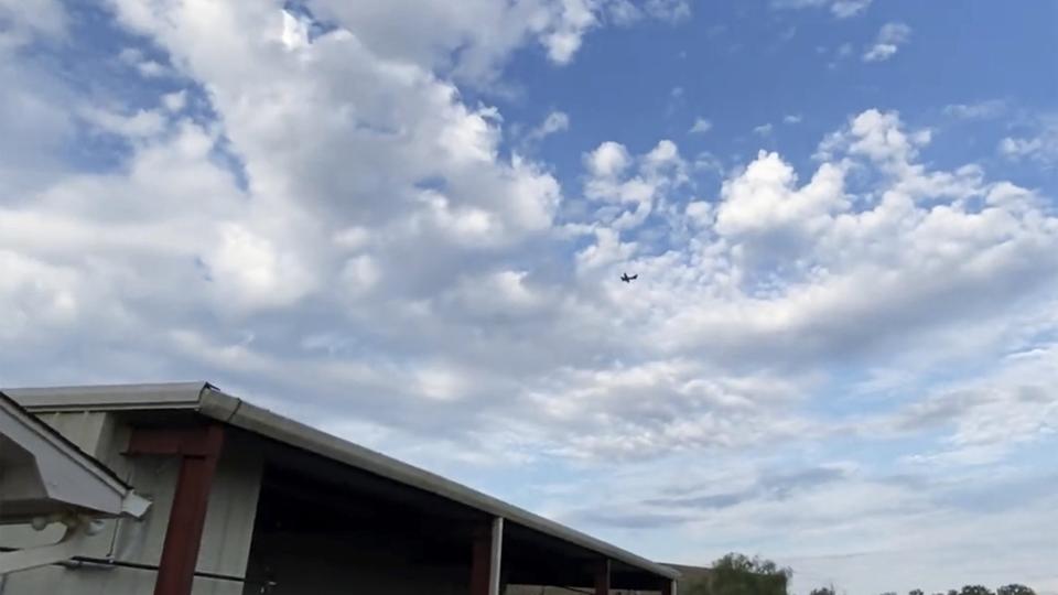 Det lille fly fløj i cirkler i området over Tupelo, viser overvågning. Det landede senere på en mark. <i>Rachel Mcwilliams/Ritzau Scanpix</i>