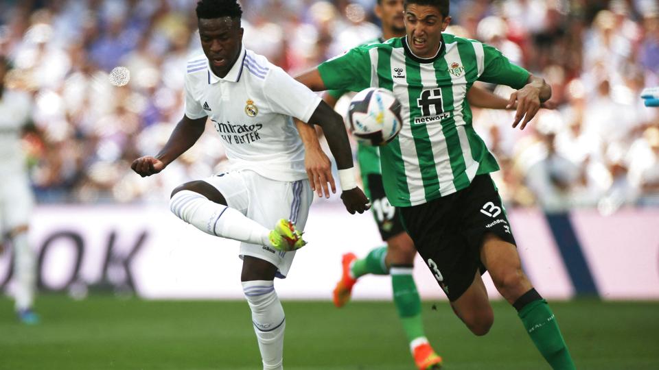 Vinicius Junior lobber bolden over Real Betis' målmand og bringer Real Madrid foran 1-0. <i>Isabel Infantes/Reuters</i>