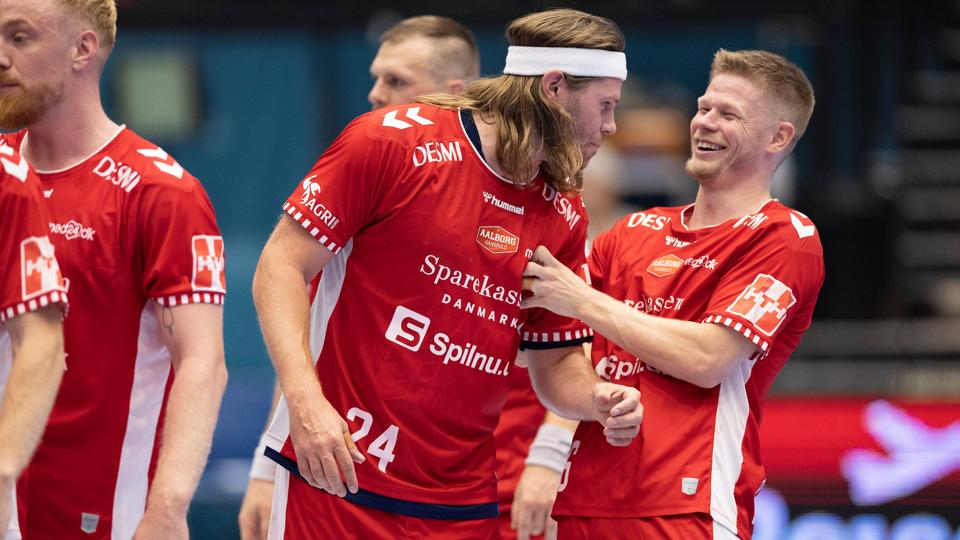 Sebastian Bartholdt hygger sig her med Mikkel Hansen, efter at stjernen netop har lukket kampen med et tordendrøn op i målhjørnet. <i>Foto: Claus Søndberg</i>